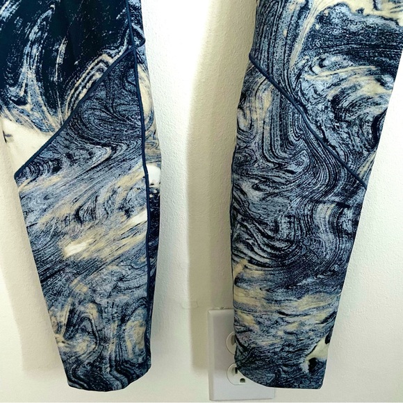 Lululemon Esker Tight in Lava Print Blue Denim Multi Size 4 EUC - Picture 10 of 13